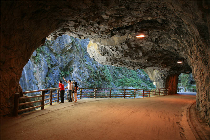 Tunnel of Nine Turns (Jiuqudong Trail)
